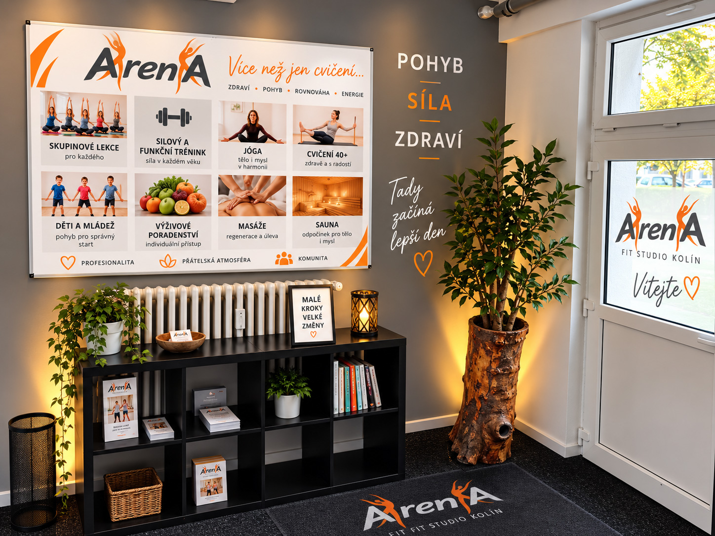 Recepce studia ArenA Kolín s bannerem nabídky lekcí, logem a nápisem Pohyb, síla, zdraví